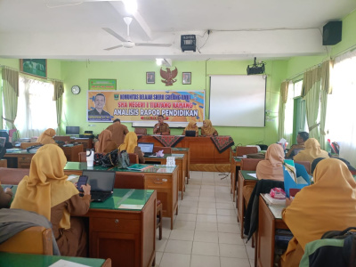 SMAN1 TILATANG KAMANG GELAR KOMBEL 'ANALISIS RAPOR PENDIDIKAN'